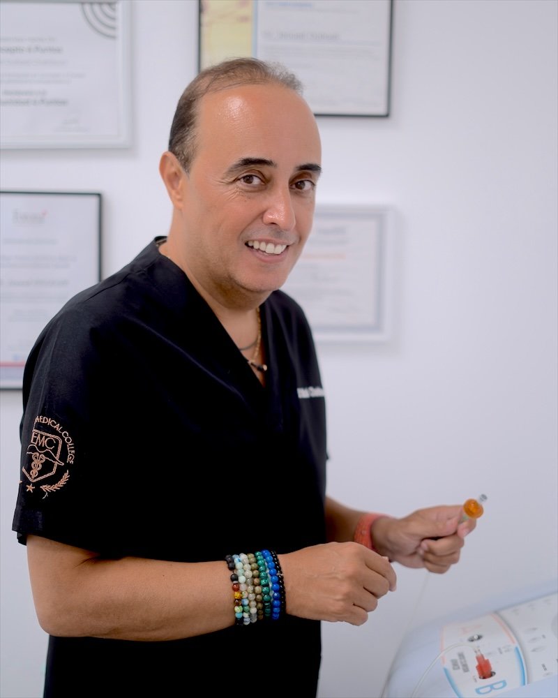 Dr. Oulkadi preparando el equipo de carboxiterapia en su clínica