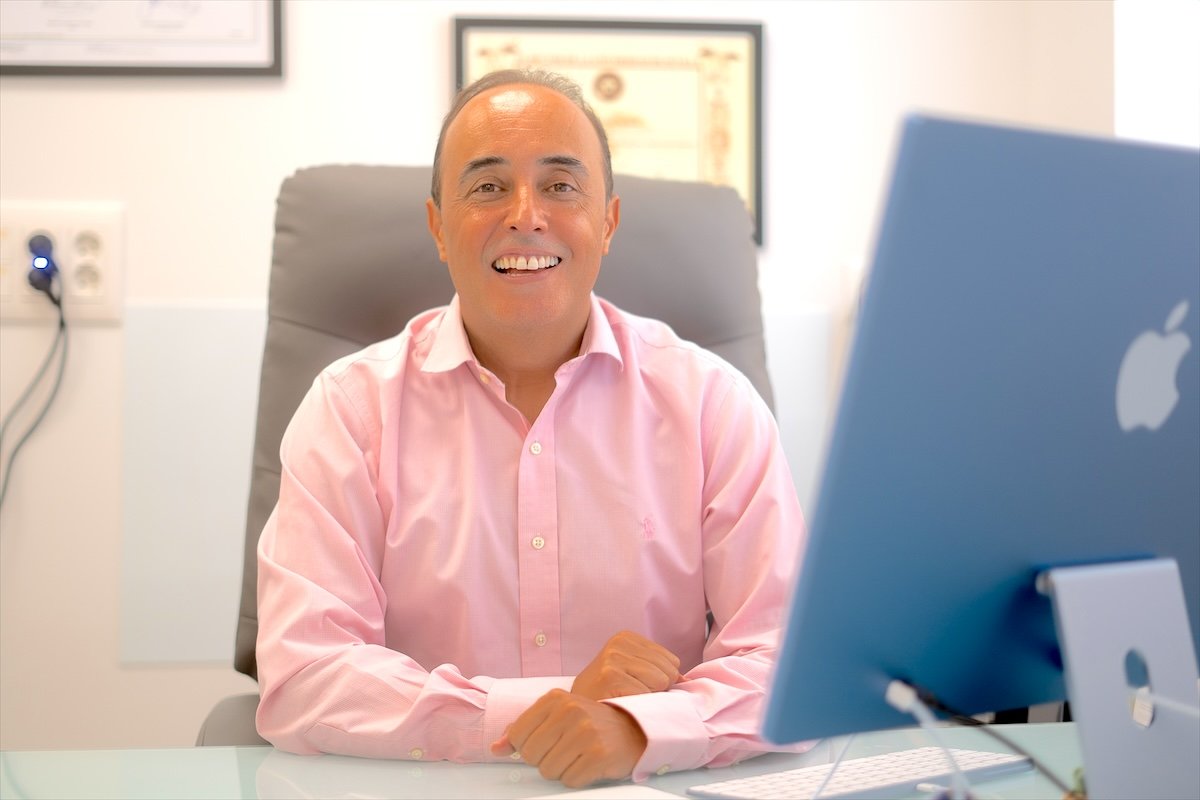 Dr. Oulkadi en su despacho, donde tiene lugar la primera consulta de valoración