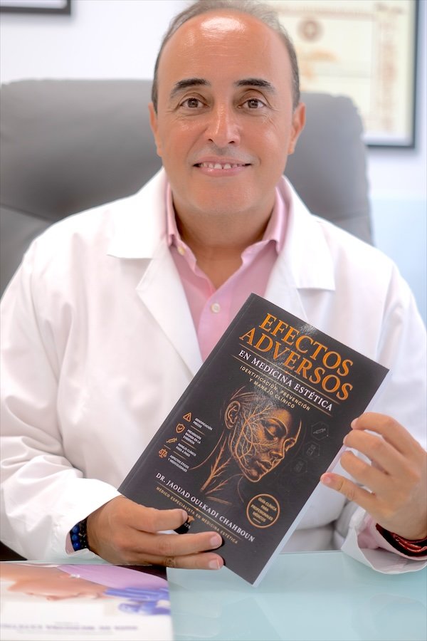 Dr. Oulkadi con un ejemplar de su libro Efectos Adversos en Medicina Estética
