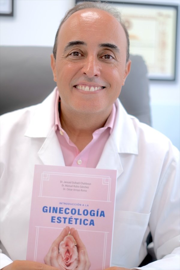 Dr. Oulkadi con un ejemplar de su libro Introducción a la Ginecología Estética