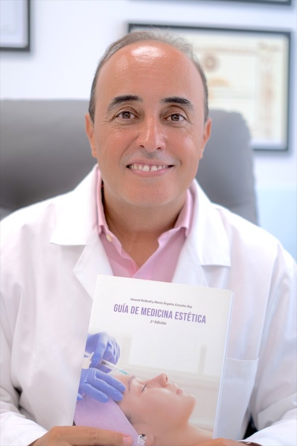 Dr. Oulkadi con un ejemplar de su libro Guía de Medicina Estética, 2ª edición