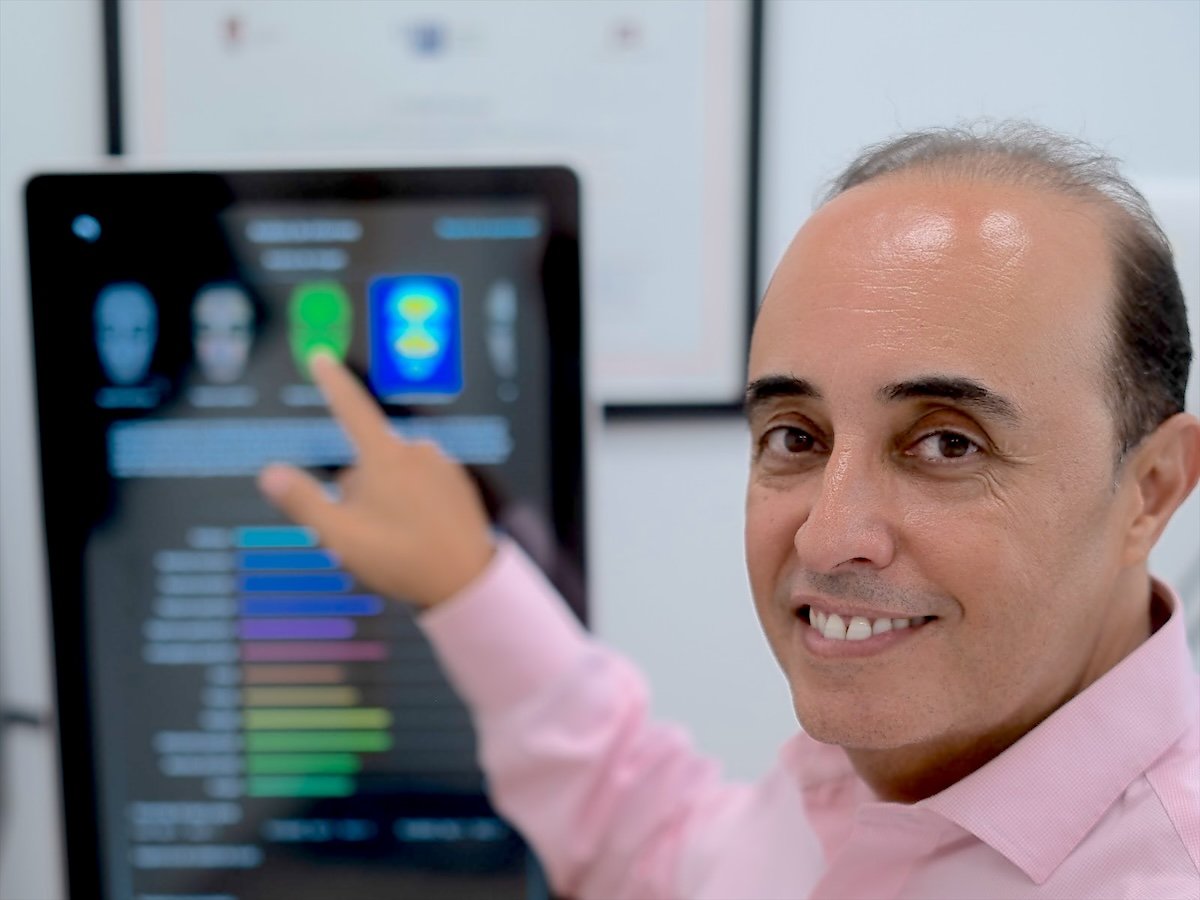 Dr. Jaouad Oulkadi explicando los resultados del analizador en la pantalla de su consulta